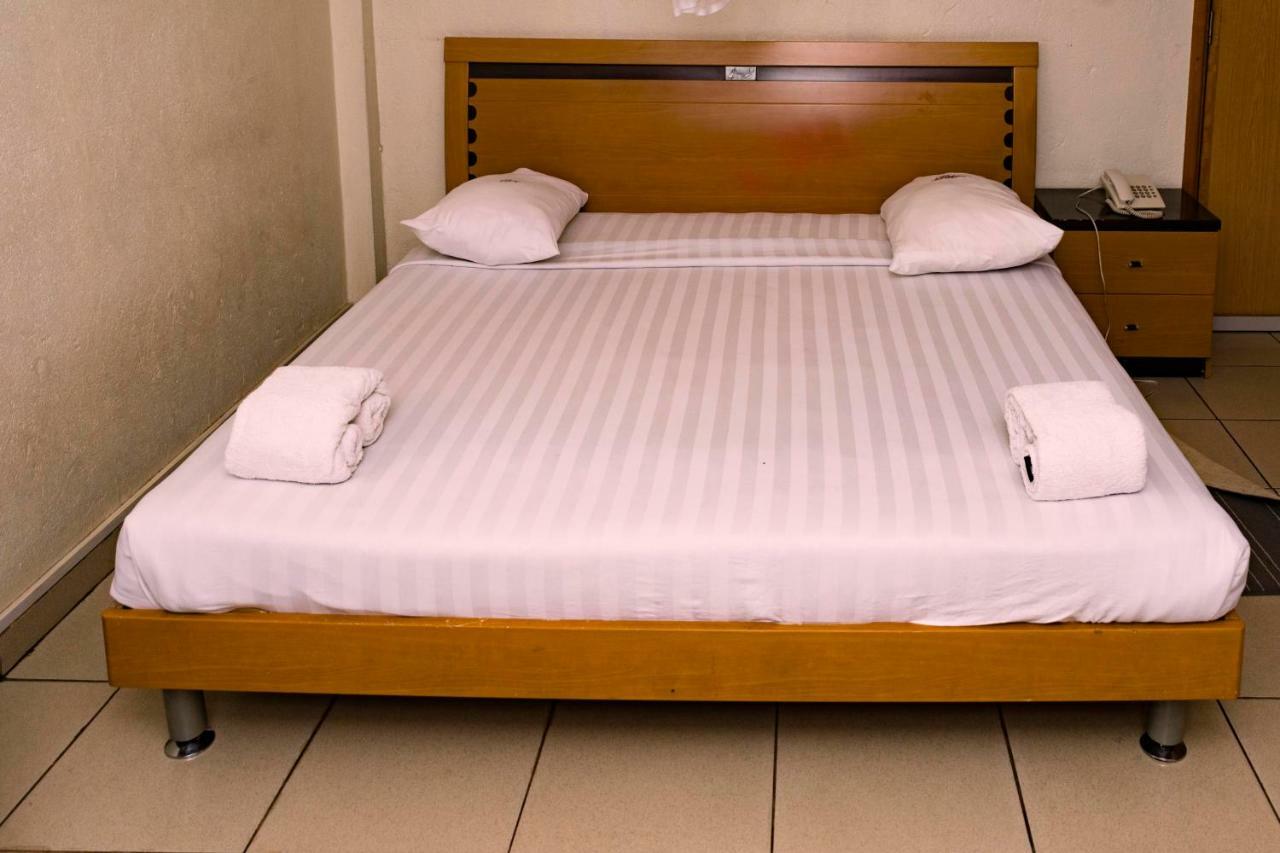 Aponye Hotel Kampala Bagian luar foto